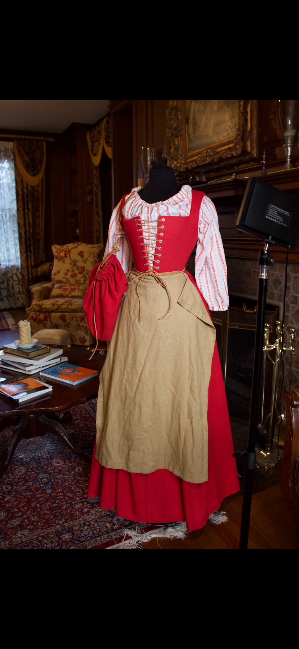 Linen Apron With Leather Ties.